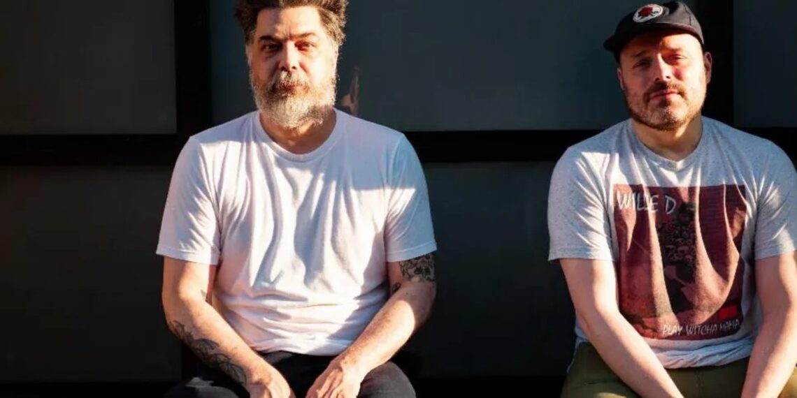 Aesop Rock en Blockhead poseren samen voor de camera ter gelegenheid van hun nieuwe album.