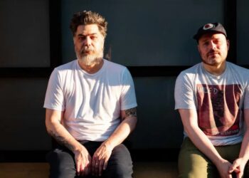 Aesop Rock en Blockhead poseren samen voor de camera ter gelegenheid van hun nieuwe album.