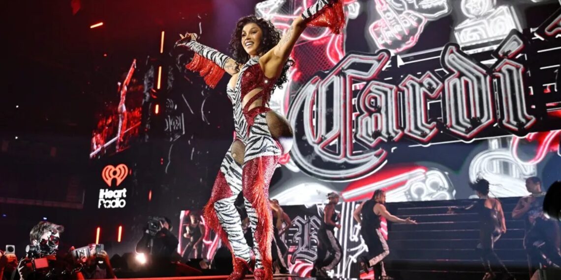Cardi B tijdens haar optreden op het iHeartRadio Music Festival.