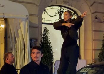 Celine Dion zingt blote voeten op een BMW na haar concert in Parijs.