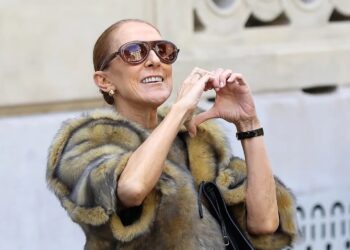 Céline Dion zingt met fans op straat in Parijs
