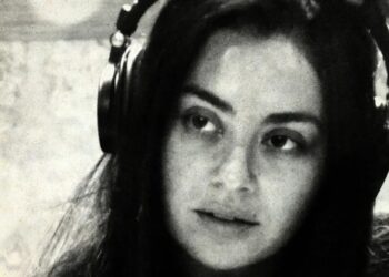Charli XCX op de cover van Playboy, gekleed in zwarte lingerie.