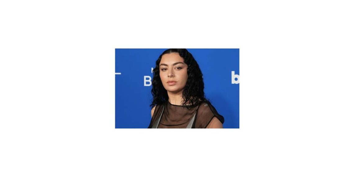 Charli XCX op de cover van de Amerikaanse Playboy in zwarte lingerie.