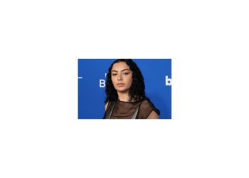 Charli XCX op de cover van de Amerikaanse Playboy in zwarte lingerie.