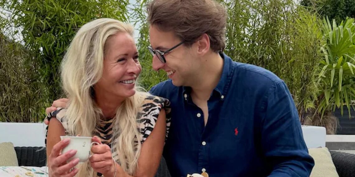 Christiaan Bauer praat met zijn moeder Mariska aan de telefoon.