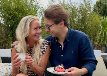 Christiaan Bauer praat met zijn moeder Mariska aan de telefoon.