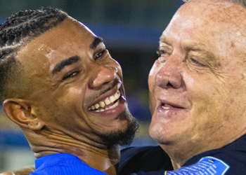 Dick Advocaat als bondscoach van Curaçao tijdens WK