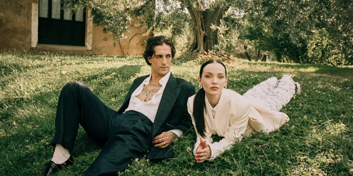 Dove Cameron en Damiano David in hun witte trouwoutfits in Italië.
