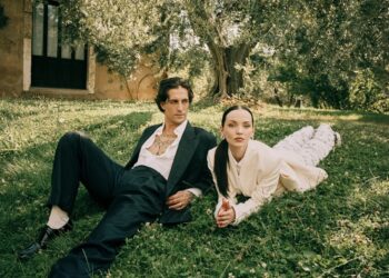 Dove Cameron en Damiano David in hun witte trouwoutfits in Italië.