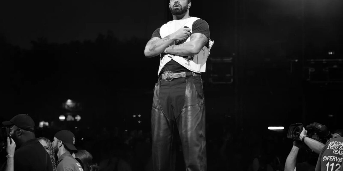 Drake in een felgele speedboot voor de film 'Fear of Missing Out'