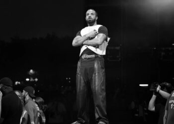 Drake in een felgele speedboot voor de film 'Fear of Missing Out'