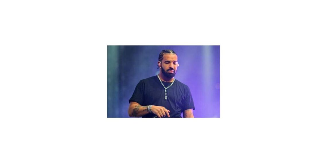 Drake in zijn huis terwijl hij de nieuwe single Quebec promoot