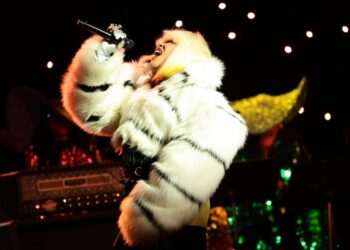 Erykah Badu op het podium tijdens een vorige performance