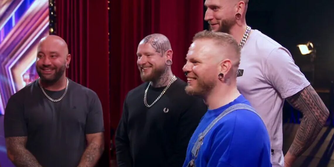 Ádám Epinge tijdens zijn optreden in Got Talent, ondersteund door zijn partners.