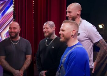 Ádám Epinge tijdens zijn optreden in Got Talent, ondersteund door zijn partners.
