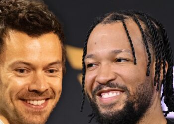 Harry Styles tijdens zijn concert in Madison Square Garden met Jalen Brunson in het publiek