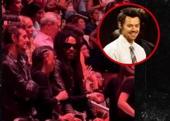 Harry Styles en Lenny Kravitz tijdens een optreden.