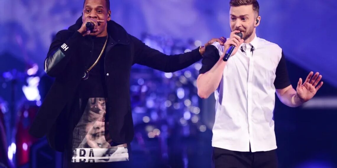 Jay-Z samen met Justin Timberlake en Pharrell tijdens de show in Parijs.