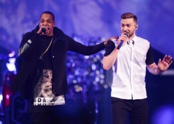 Jay-Z samen met Justin Timberlake en Pharrell tijdens de show in Parijs.
