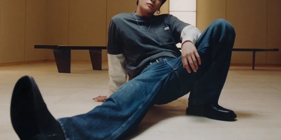 Jung Kook in Calvin Klein jeans voor de Fall 2026 campagne