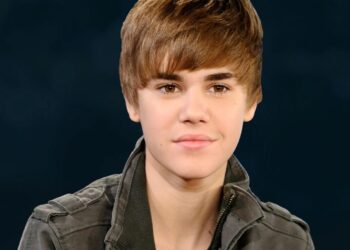 Justin Bieber met nieuwe SKYLRK Speed Demon zonnebrillen in verschillende kleuren.