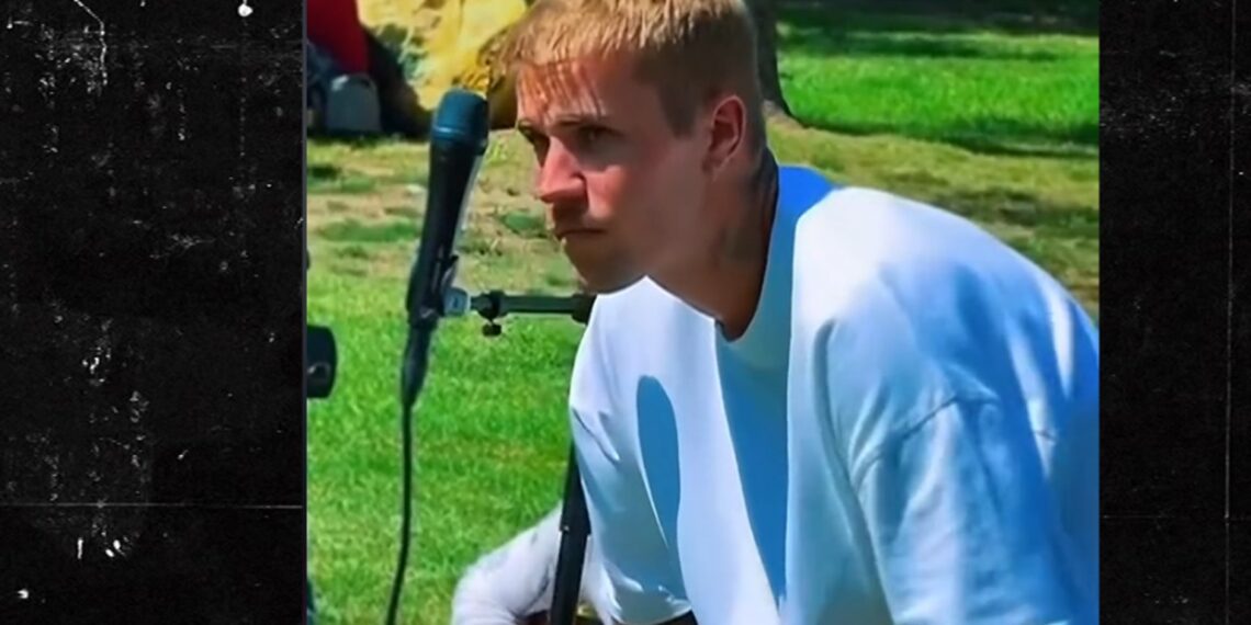 Justin Bieber tijdens een optreden in een Los Angeles park.