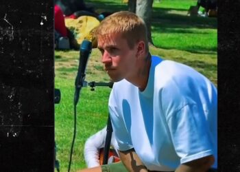 Justin Bieber tijdens een optreden in een Los Angeles park.