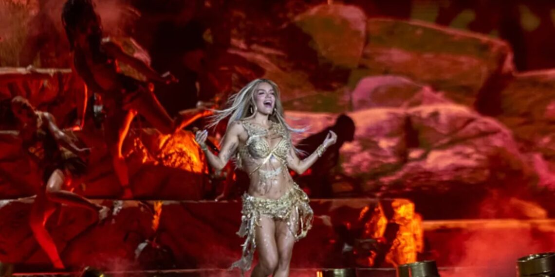 Karol G tijdens haar optreden in MetLife Stadium met dansers en visueel spektakel.