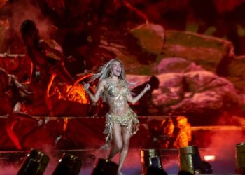 Karol G tijdens haar optreden in MetLife Stadium met dansers en visueel spektakel.