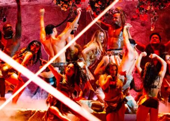 Karol G tijdens haar Viajando Por El Mundo Tropitour in MetLife Stadium met vuurwerk