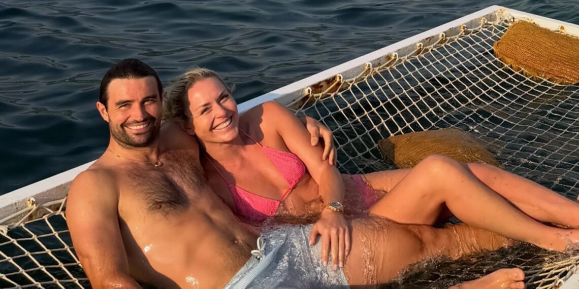 Lindsey Vonn en haar nieuwe vriend delen een kus.