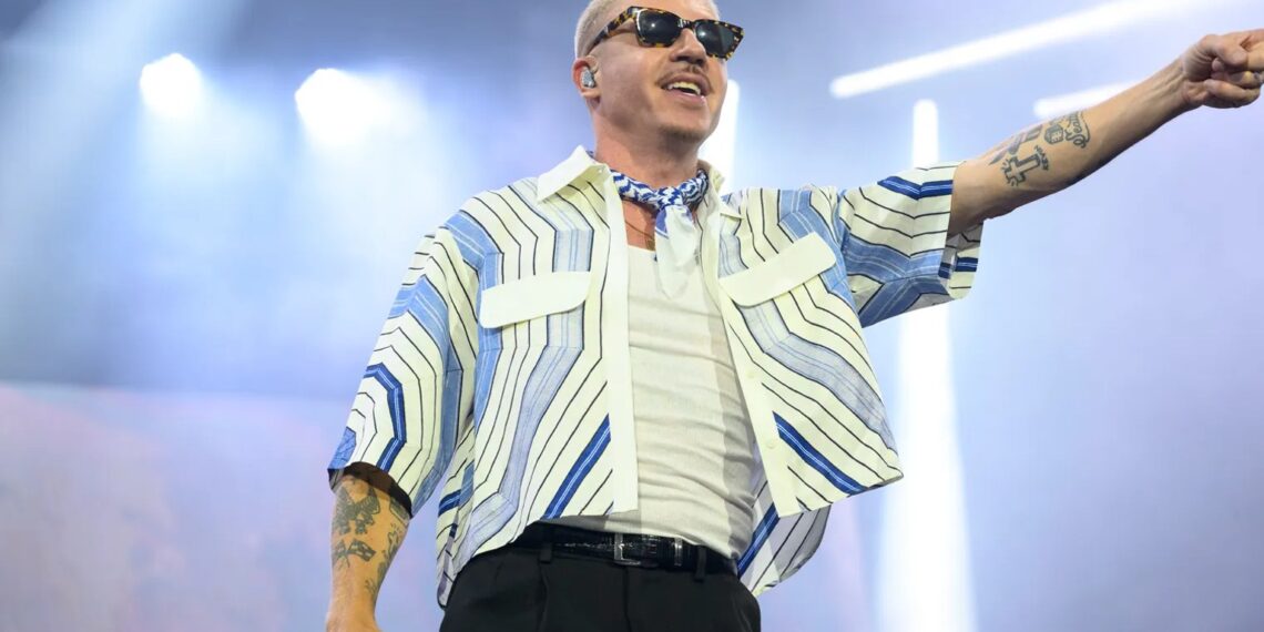 Macklemore op het podium tijdens zijn Free Palestine tour