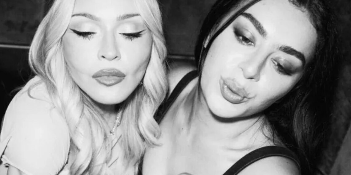 Madonna en Charli XCX tijdens een fotoshoot voor hun nieuwe single 'Danceteria Afterhours'.