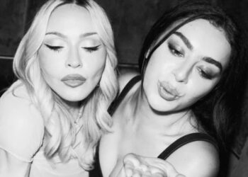 Madonna en Charli XCX tijdens een fotoshoot voor hun nieuwe single 'Danceteria Afterhours'.