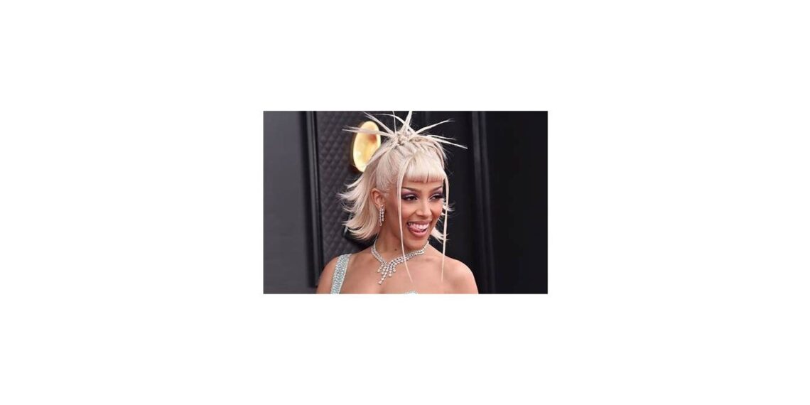 Unieke Hello Kitty buikringen ontworpen voor Doja Cat