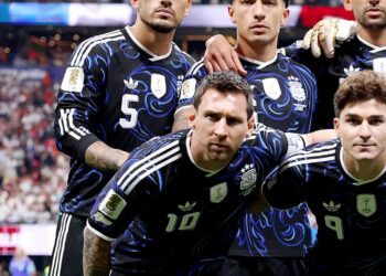 Lionel Messi in speciaal shirt voor laatste interland met GOAT-hoorntjes