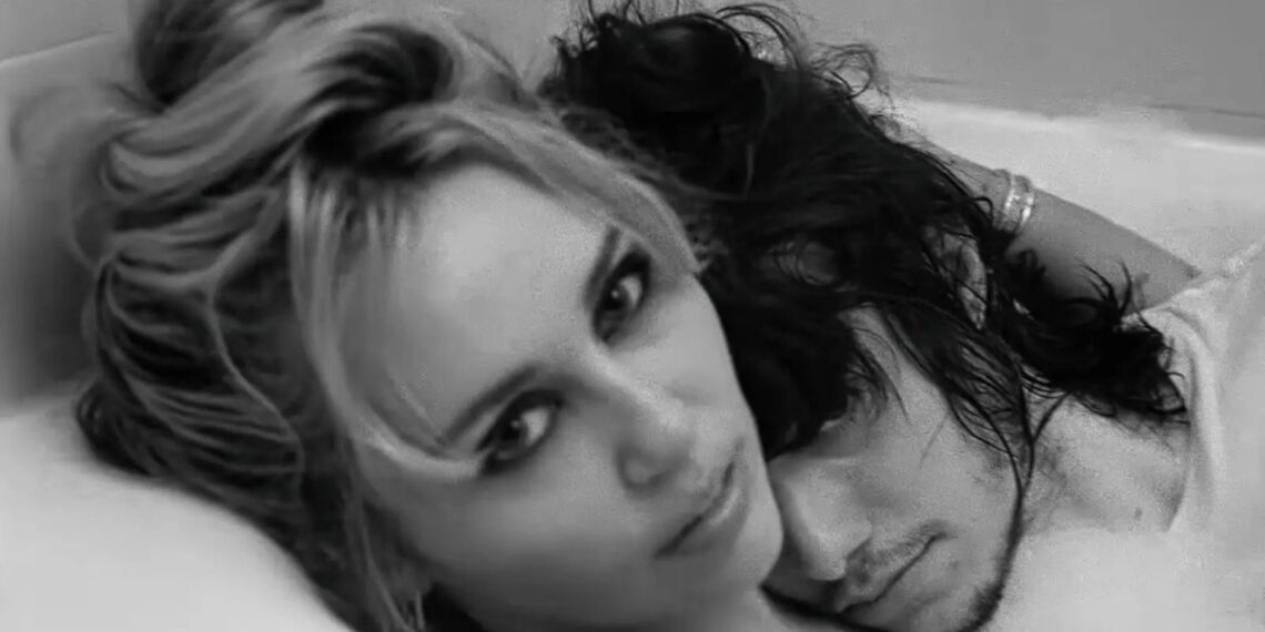 Miley Cyrus en Maxx Morando in de video van 'Let's Get Married'