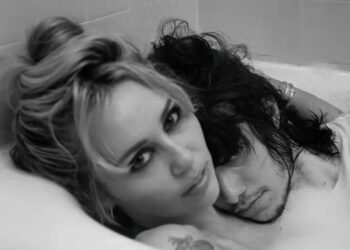 Miley Cyrus en Maxx Morando in de video van 'Let's Get Married'