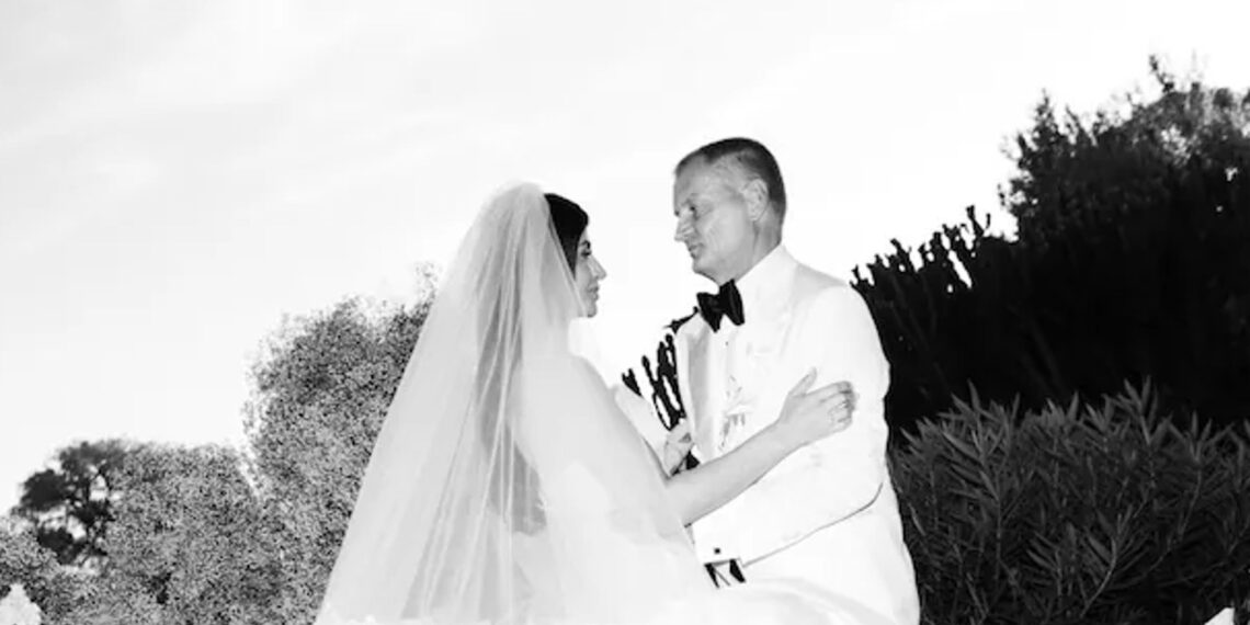 Olcay Gulsen en Eelko van Kooten tijdens hun trouwfeest in Frankrijk