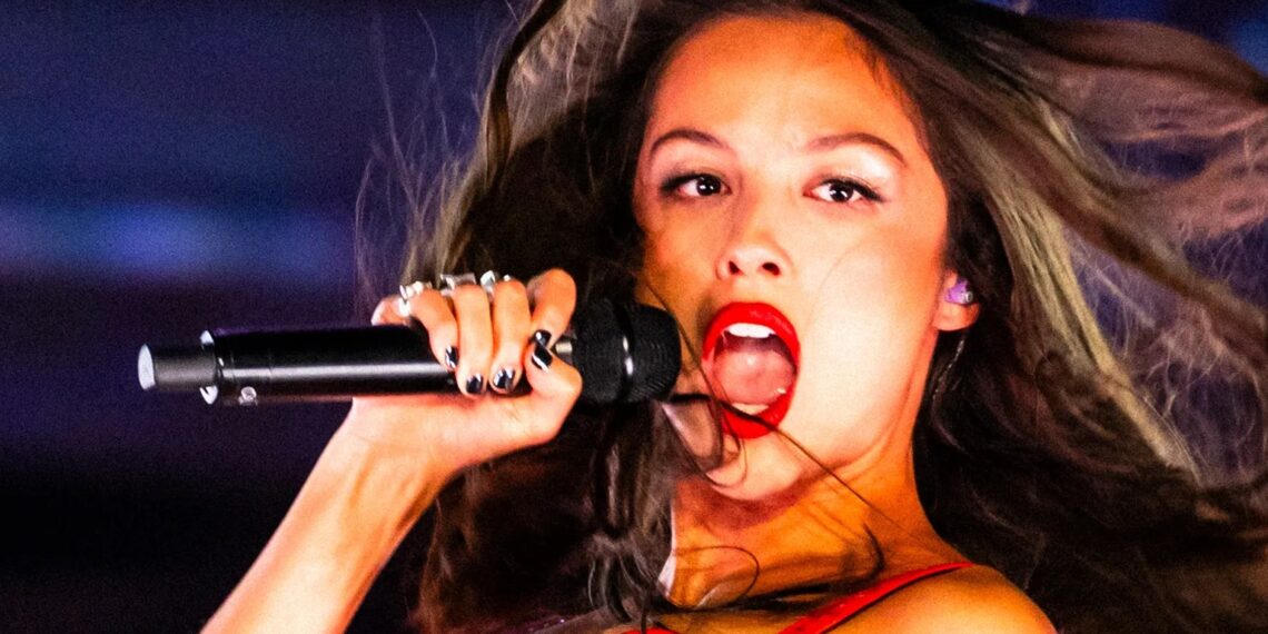 Olivia Rodrigo tijdens een optreden als rockster.