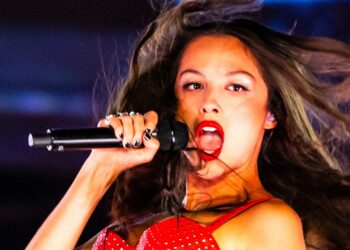 Olivia Rodrigo tijdens een optreden als rockster.