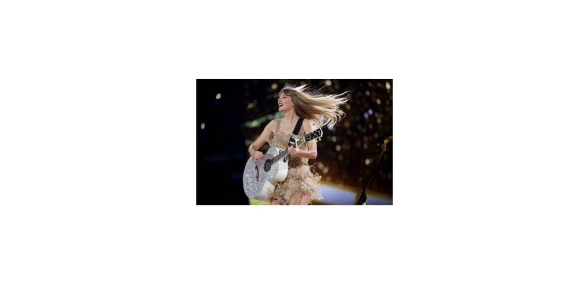 Taylor Swift juicht voor Travis Kelce tijdens een wedstrijd.