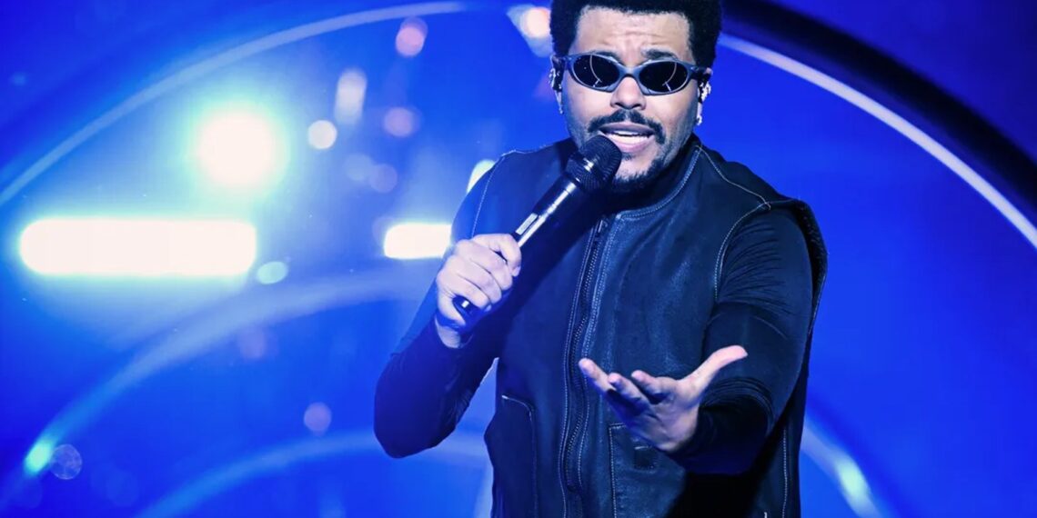 The Weeknd tijdens zijn optreden in Tokio samen met Yoko Takahashi