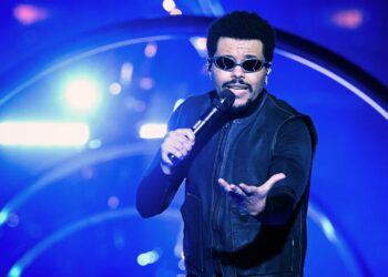 The Weeknd tijdens zijn optreden in Tokio samen met Yoko Takahashi