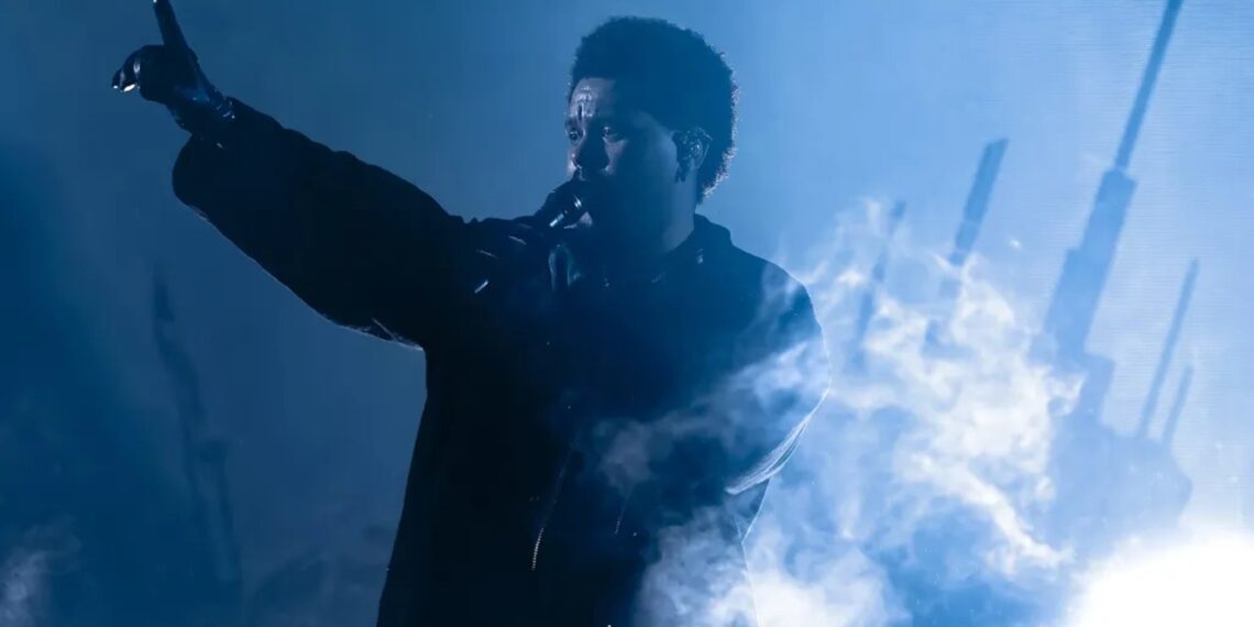 The Weeknd tijdens een optreden in Japan met Neon Genesis Evangelion thematiek.