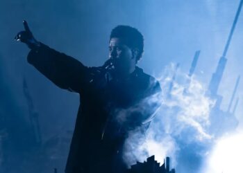 The Weeknd tijdens een optreden in Japan met Neon Genesis Evangelion thematiek.