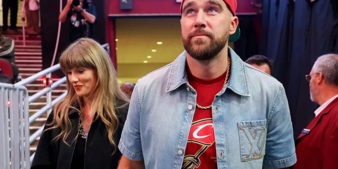 Travis Kelce en Taylor Swift tijdens een wedstrijd.