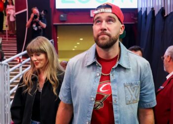 Travis Kelce en Taylor Swift tijdens een wedstrijd.